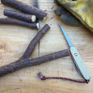 Victorinox Farmer Alox: The Versatile Mid-Size Swiss Army Knife